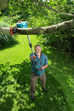 GARDENA Accu Telescopische Snoeizaag TCS 20/18 P4A Set -Coppelmans Verkoop gardena accu telescopische snoeizaag tcs 20 18 p4a set 1000x1500 640af323285d7 l